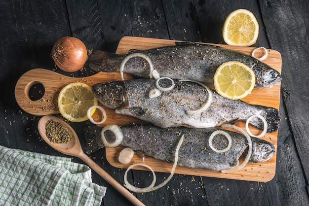 Veduta dall'alto del pesce sul tagliere