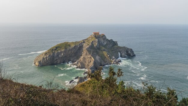 Veduta dall'alto dell'isola di San Juan de Gaztelugatxe in Spagna