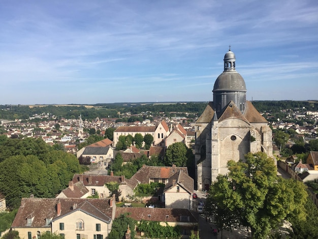 Veduta dall'alto della città contro il cielo nuvoloso