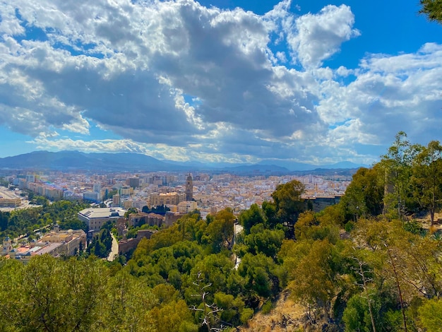 Veduta dall'alto della città di Malaga in estate.