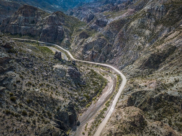 Veduta dall'alto della strada tortuosa sulla montagna