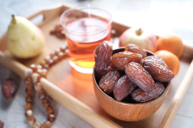 Veduta dall'alto di iftar sulla piastra sul tavolo durante il ramadan