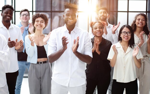 Veduta dall'alto di persone multietniche che si rallegrano dopo un seminario