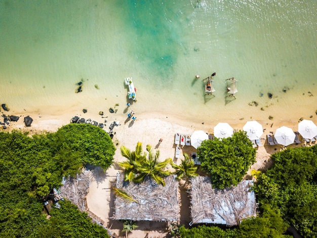 Veduta dall'alto di persone sulla spiaggia