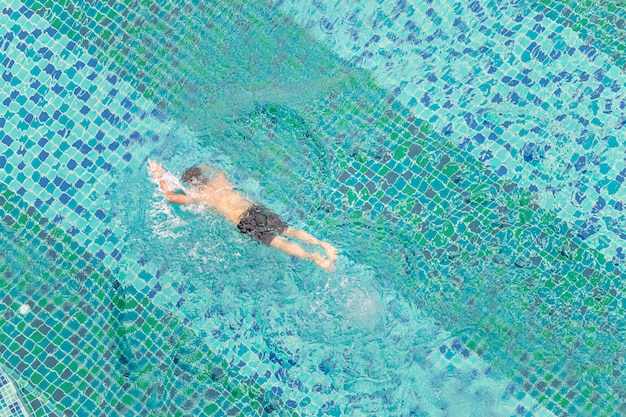 Veduta dall'alto di un uomo che nuota in una piscina