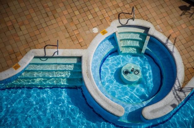 Veduta dall'alto di una piscina vuota