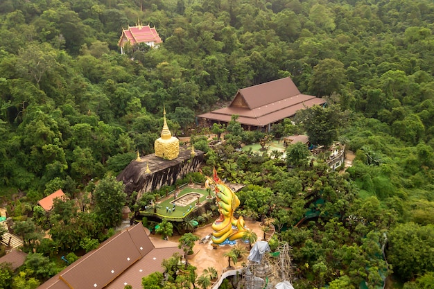 Veduta dall'alto Il tempio di Wat Tham Pha Daen è un bellissimo tempio situato sul fianco del monte Phu Phan nella provincia di Sakon Nakhon; Tailandia.