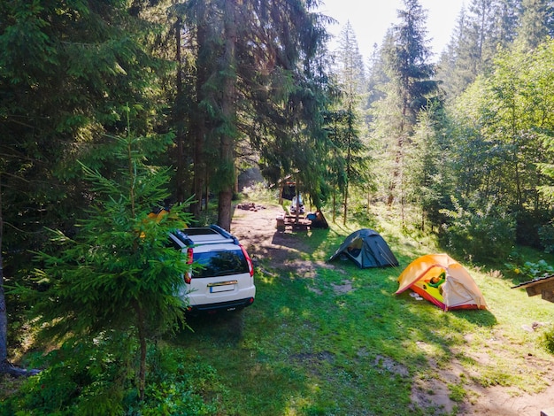 Veduta del campeggio con tenda e suv