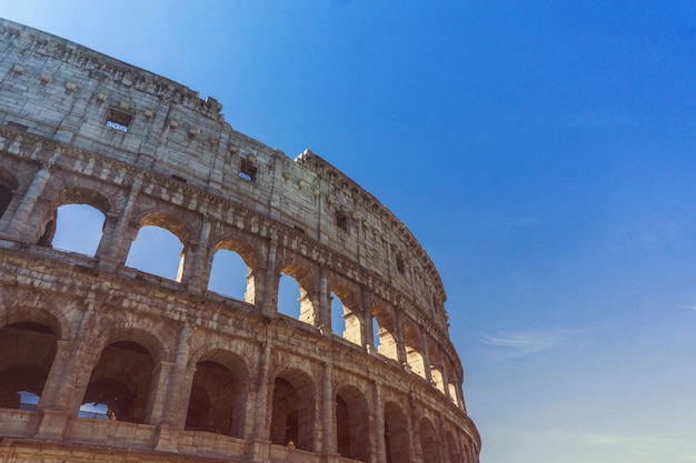 Veduta del Colosseo a Roma Italia Il Colosseo è una delle attrazioni turistiche più famose di Roma