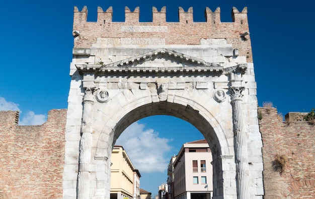 Veduta del famoso Arco di Augusto