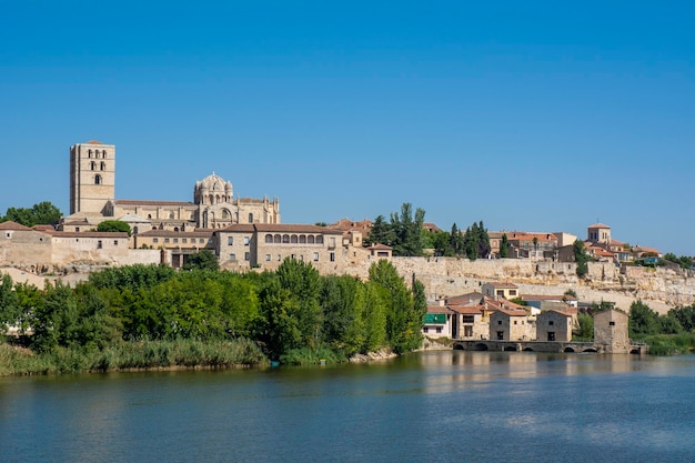 Veduta del fiume Duero attraverso Zamora con la sagoma della cattedrale