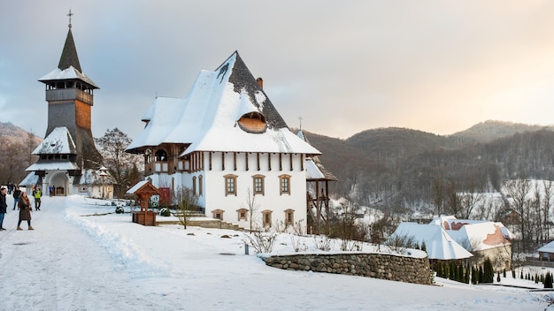 Veduta del Monastero di Barsana in inverno Romania