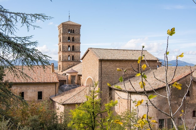 Veduta del monastero medievale di Santa Scolastica circondato da alberi a Subiaco Fondato da Benedetto da Norcia