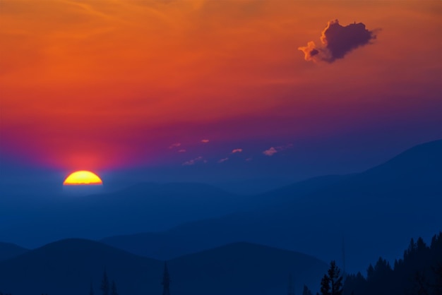 Veduta del paesaggio, della natura e della montagna con la luce del sole e il tramonto al crepuscolo