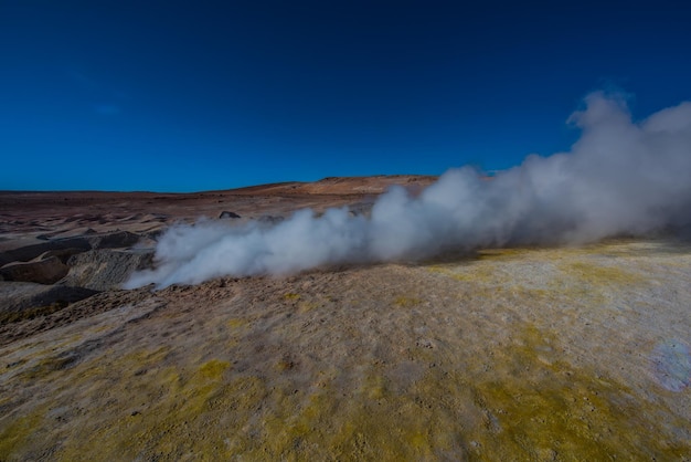 Veduta del paesaggio vulcanico contro il cielo blu