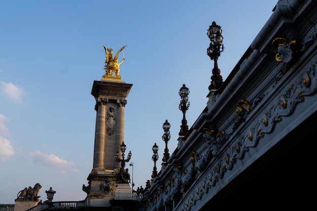 Veduta del ponte di Alessandro III e delle statue dorate