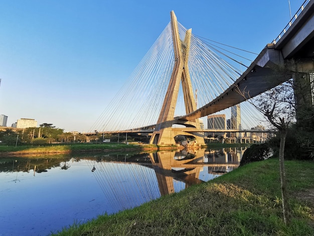 Veduta del ponte strallato della pista ciclabile marginale al tramonto