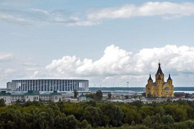 Veduta del tempio e dello stadio di calcio. Nizhny Novgorod