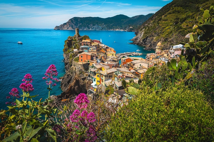 Foto veduta del villaggio di vernazza dal pendio fiorito liguria italia
