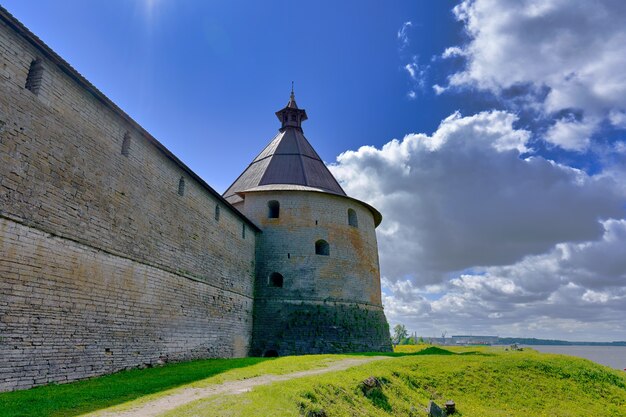 Veduta dell'antica fortezza in pietra con torre di avvistamento