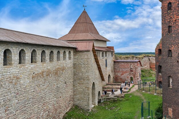 Veduta dell'antica fortezza in pietra con torre di avvistamento