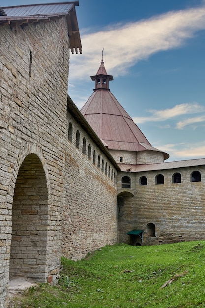 Veduta dell'antica fortezza in pietra con torre di avvistamento