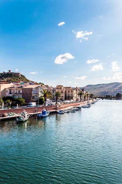 Veduta dell'antico borgo su un fiume