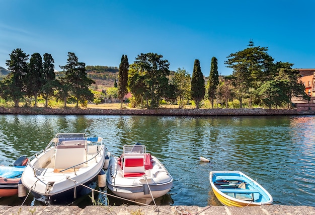 Veduta dell'antico borgo su un fiume