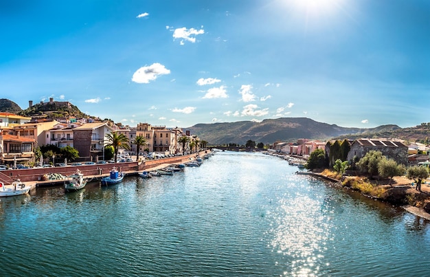 Veduta dell'antico borgo su un fiume