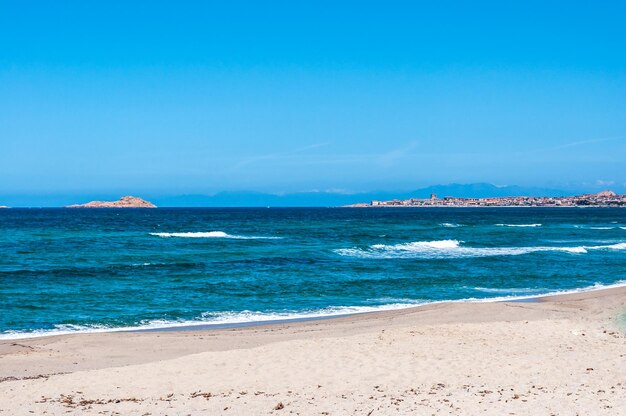 Veduta dell'Isola Rossa dalla spiaggia di Badesi