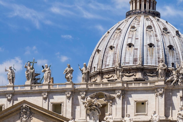 Veduta della Basilica di San Pietro nella Città del Vaticano Roma Italia