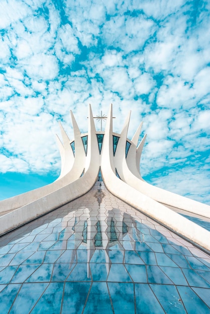 Veduta della Cattedrale Metropolitana di Brasilia con i riflessi del cielo nelle sue vetrate