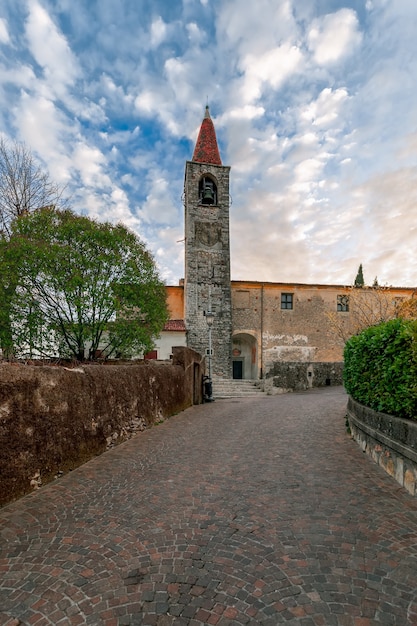 Veduta della chiesa Chiesa di San Giovanni Battista della città di Tremosine. Lago di Garda. Lombardia, Italia