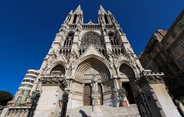 Veduta della chiesa di SaintVincent de Paul in cima a La Canebiere a Marsiglia