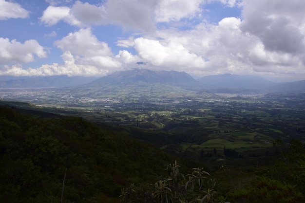 Veduta della cittadina di Otavalo ai piedi della montagna Ecuador