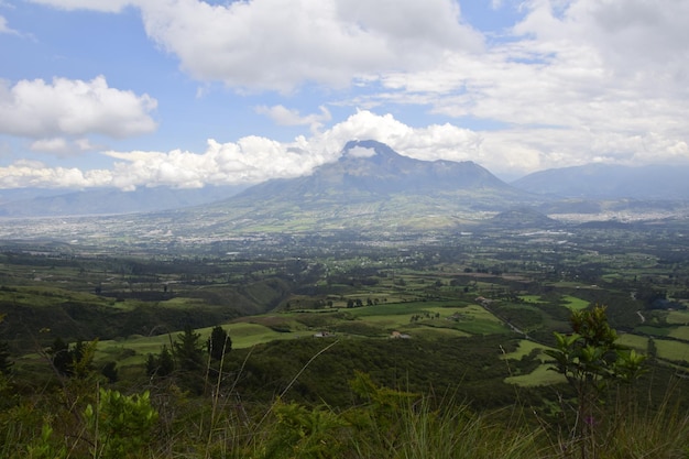 Veduta della cittadina di Otavalo ai piedi della montagna Ecuador