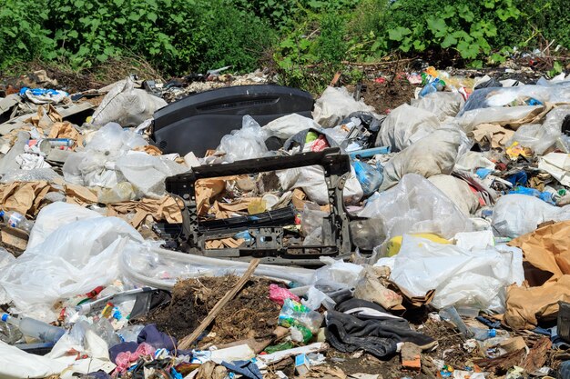 Veduta della discarica Discarica Un mucchio di rifiuti di plastica rifiuti alimentari e altri rifiuti Inquinamento ambientale Un mare di rifiuti inizia a invadere e distruggere lo splendido scenario della campagna