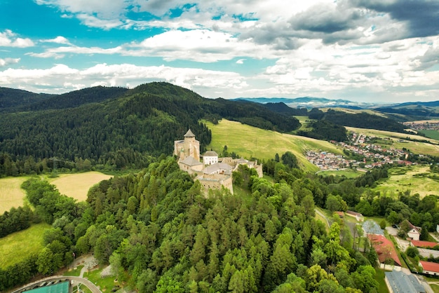 Veduta della Slovacchia con i monti Tatra e il castello di Stara Lubovna Castello conservato nella regione di Spis