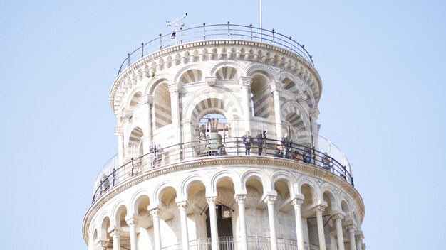 Veduta della torre pendente di Pisa sullo sfondo del cielo azzurro