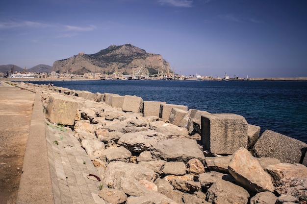 Veduta della zona del porto di Palermo sotto il sole estivo