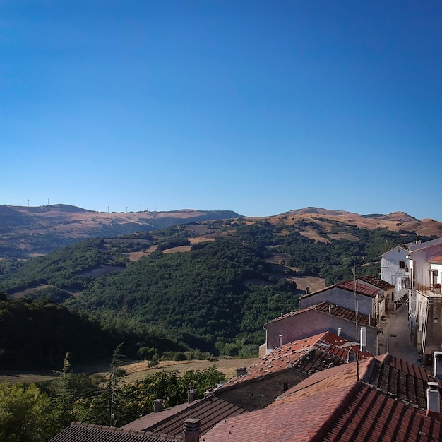 Veduta delle case in città contro il cielo azzurro