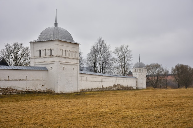 Veduta delle mura bianche del Monastero dell'Intercessione a Suzdal