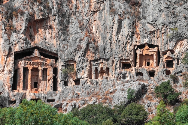 Veduta delle tombe scavate nella roccia dell'epoca dell'antico stato della Licia. Tombe dei Re a Kaunos in Turchia