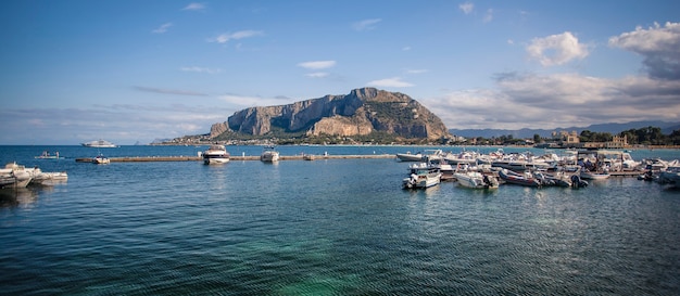 Veduta di Mondello dove si possono vedere le barche del mare e l'intero panorama sullo sfondo. Immagine panoramica