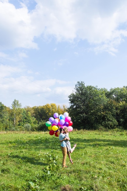 Veduta di piante in fiore sul campo contro il cielo