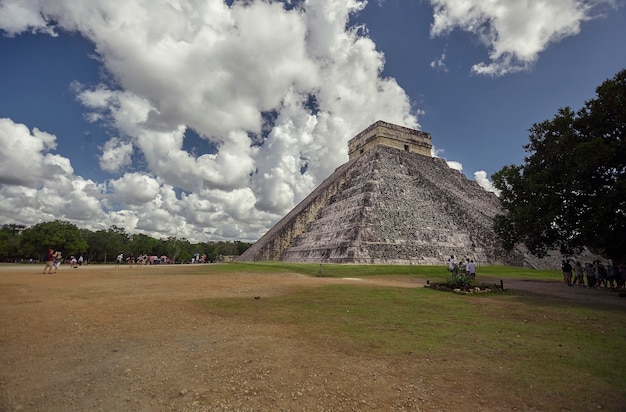 Veduta di tre quarti della Piramide di Chichen Itza