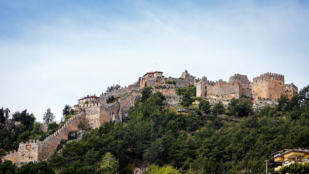 Veduta di un bel borgo medievale su una collina.