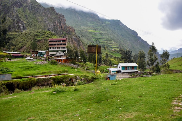 Veduta di un villaggio sulle montagne di ChurnPerù