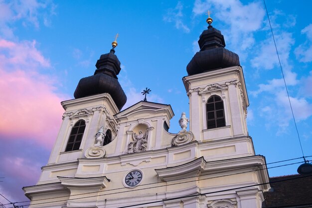 Veduta di una bella chiesa nel centro di Vienna