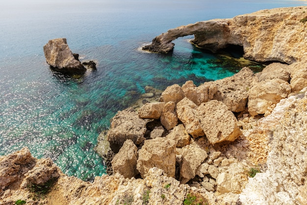 Veduta di una costa rocciosa al mattino